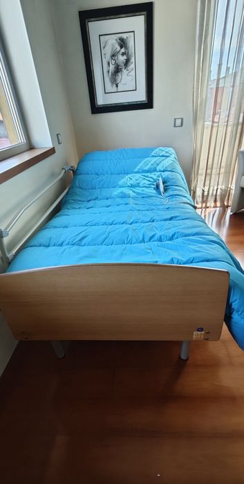 Cama articulada elétrica e elevatória.