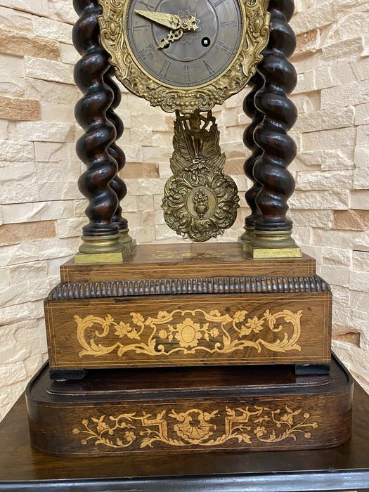 Камінний годинник