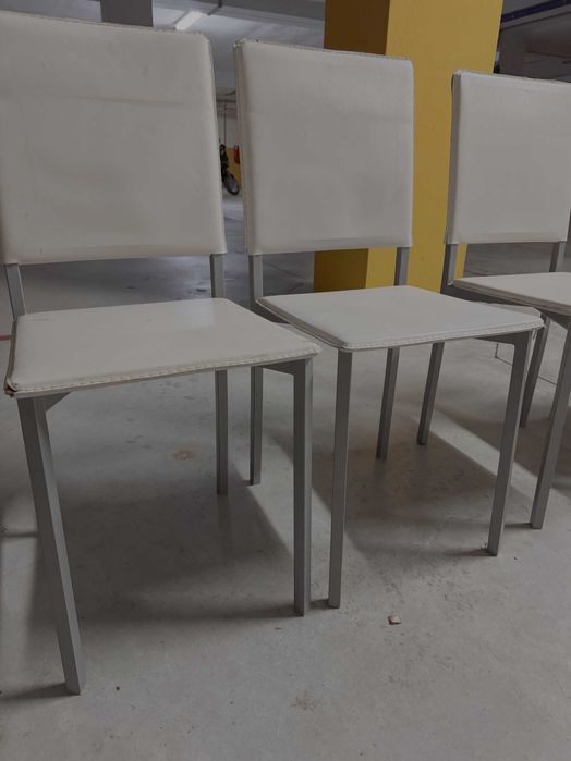 4 Cadeiras brancas