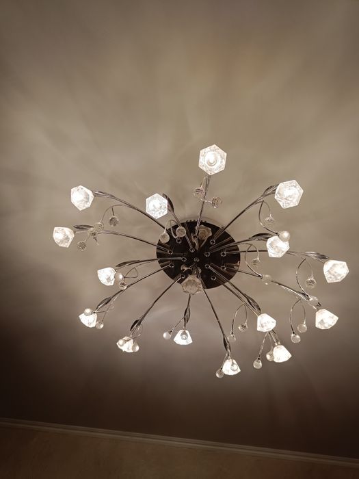 Продам  люстру з пультом.