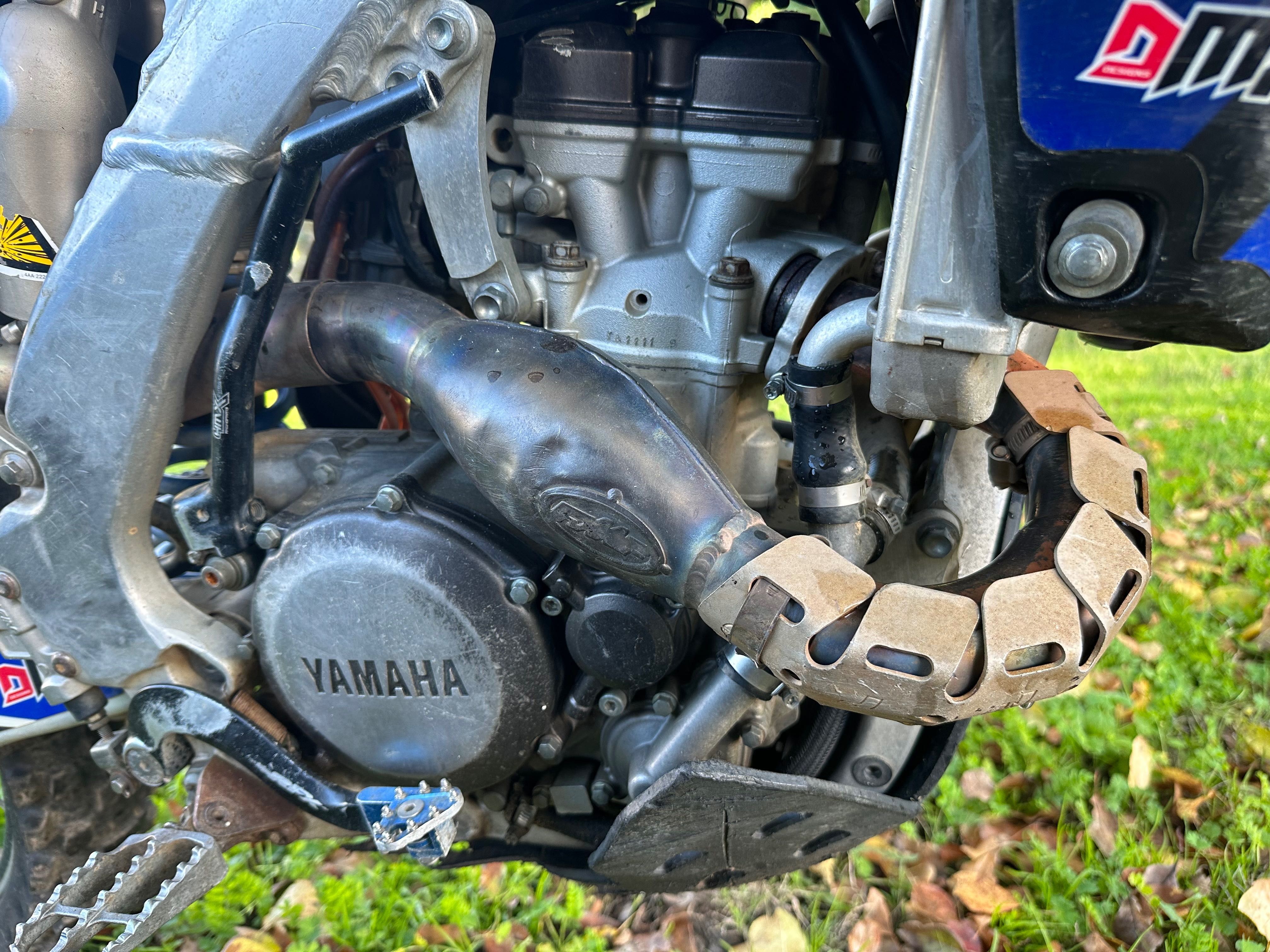 Yamaha yzf 250 com escape especial