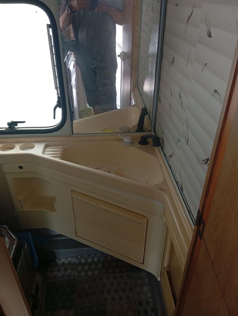 Vendo Caravana espaçosa  e barata