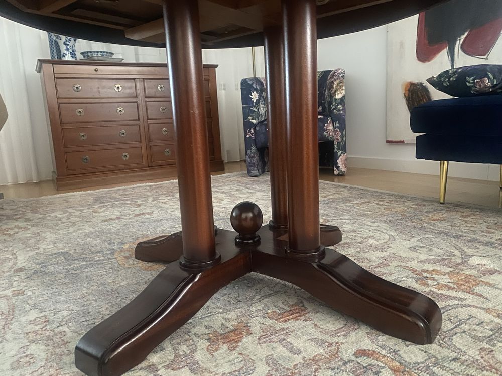 Mesa de sala de jantar em mogno