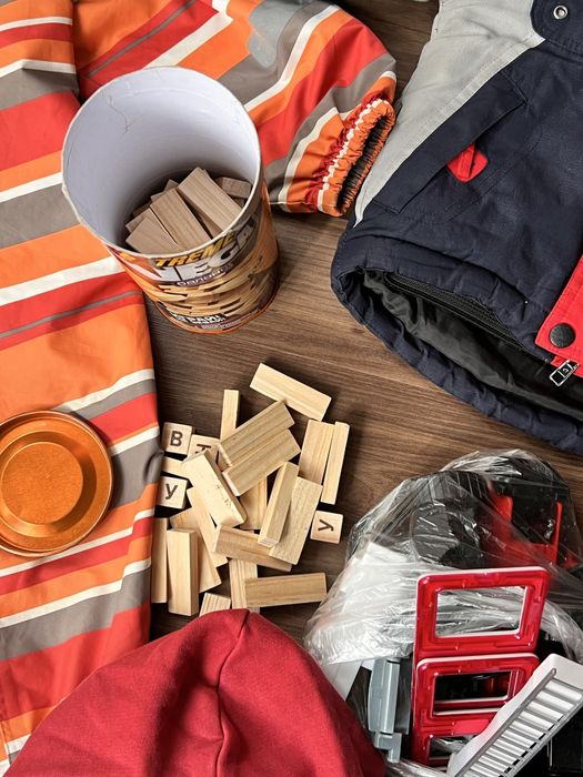 Одяг та іграшки хлопчику