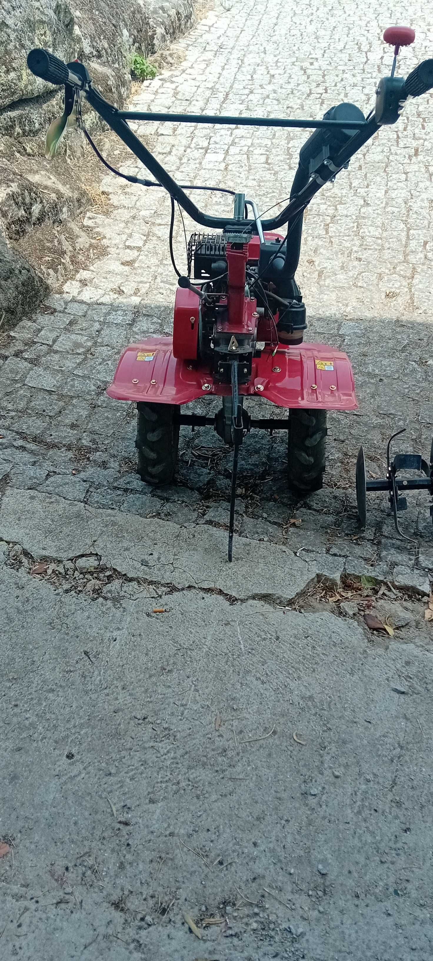 Motoenxada com abre regos e frese
