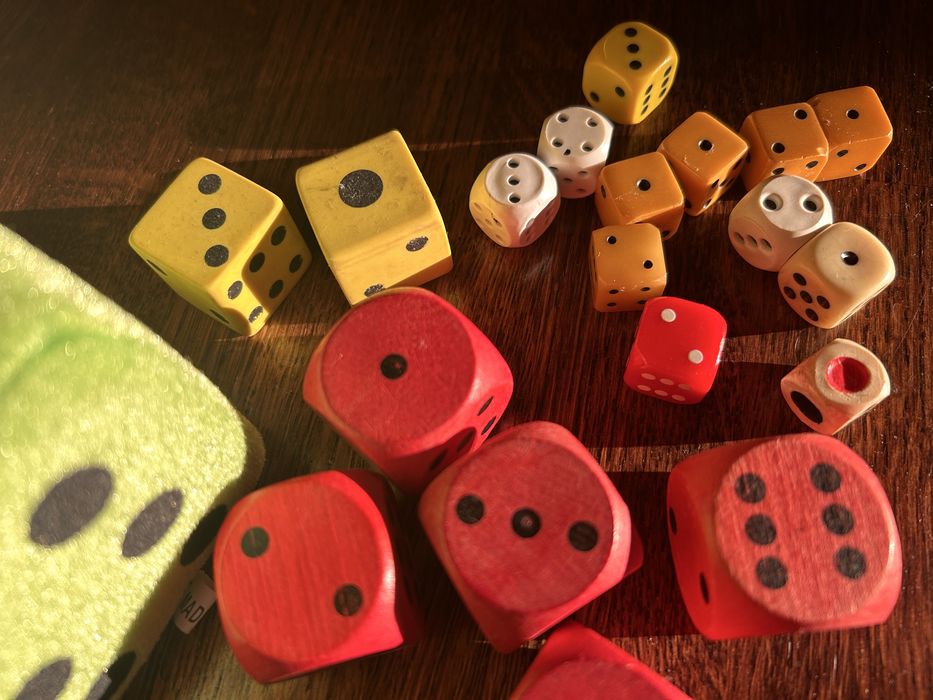 20 kolorowych kostek do gry w różnych rozmiarach