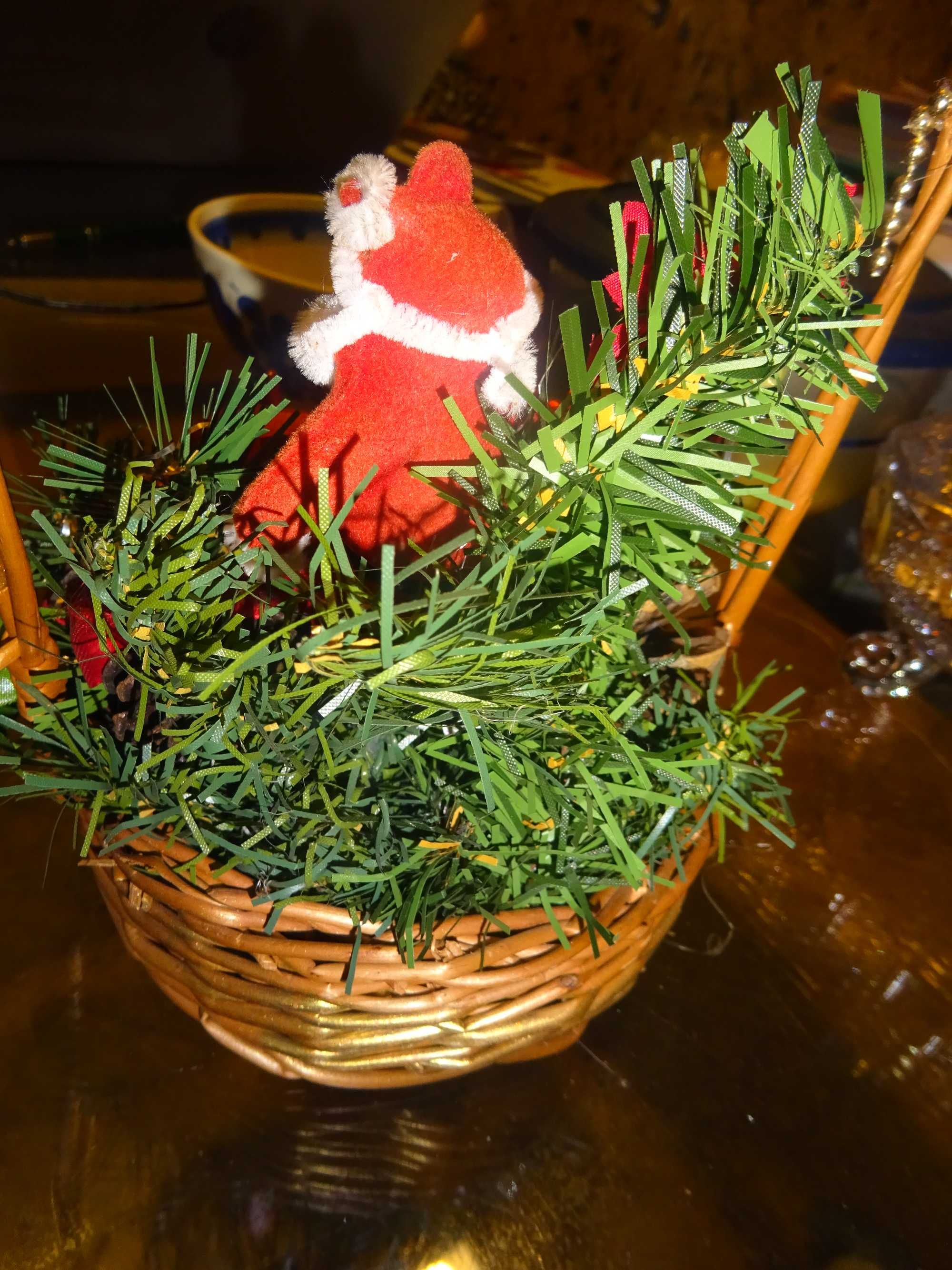 świąteczna ozdoba na Boże Narodzenie koszyk z Mikołajem 26 cm