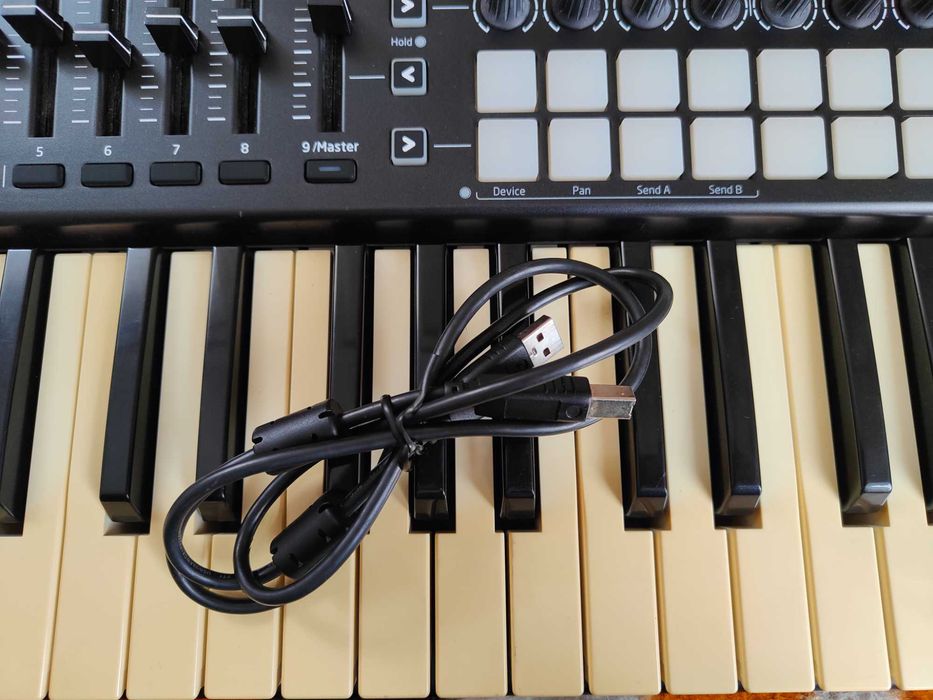 Novation Launchkey 49 MK2 — MIDI-клавіатура; Стан відмінний