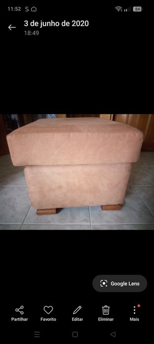 Sofá castanho caramelo e um puf, cómoda em madeira maciça