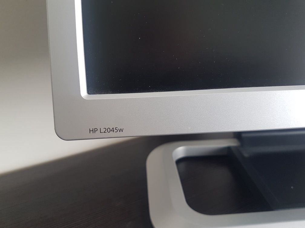 Monitor HP L2045W z pełnym okablowaniem