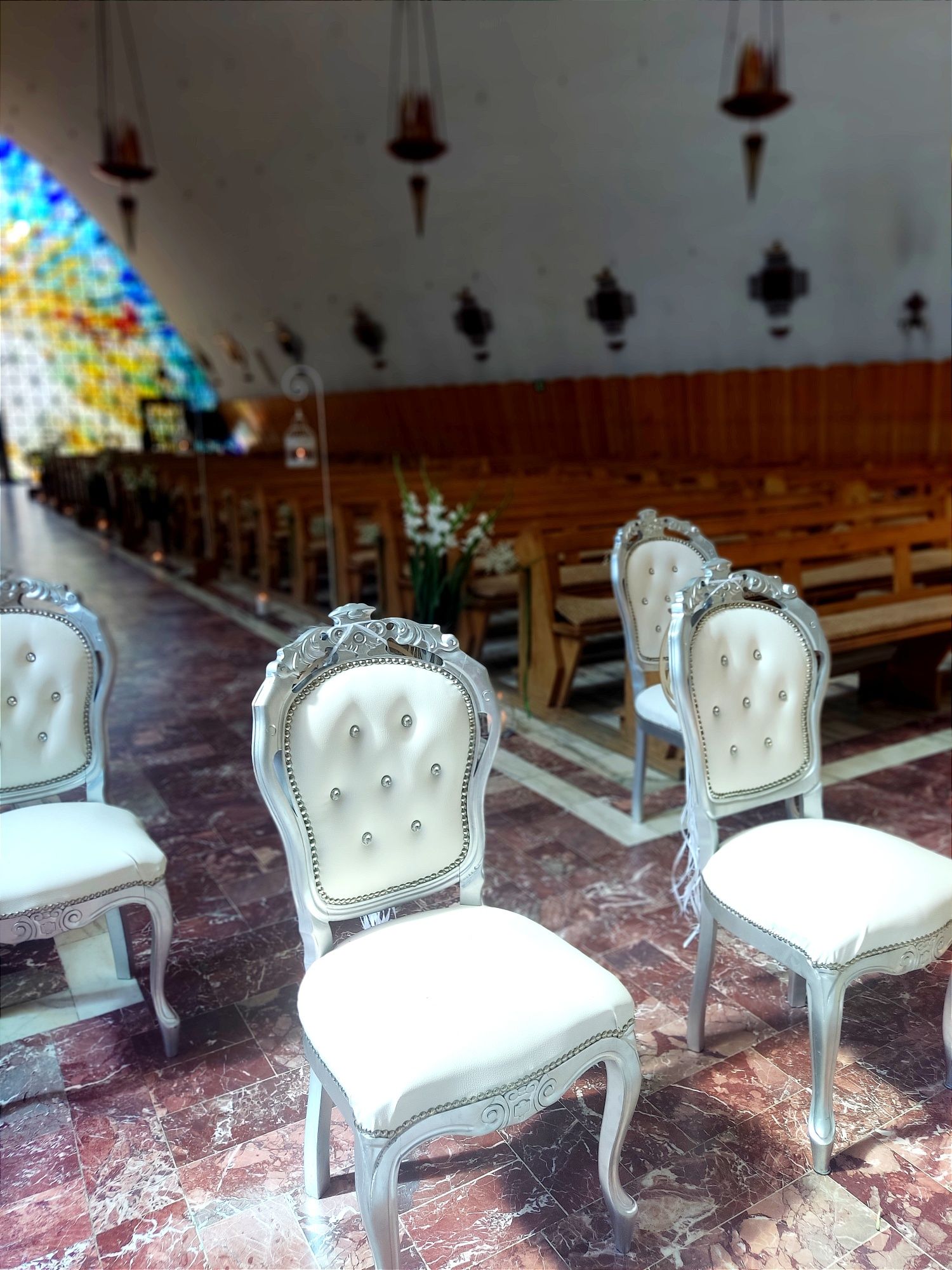 Krzesła ślub kościelny wesele