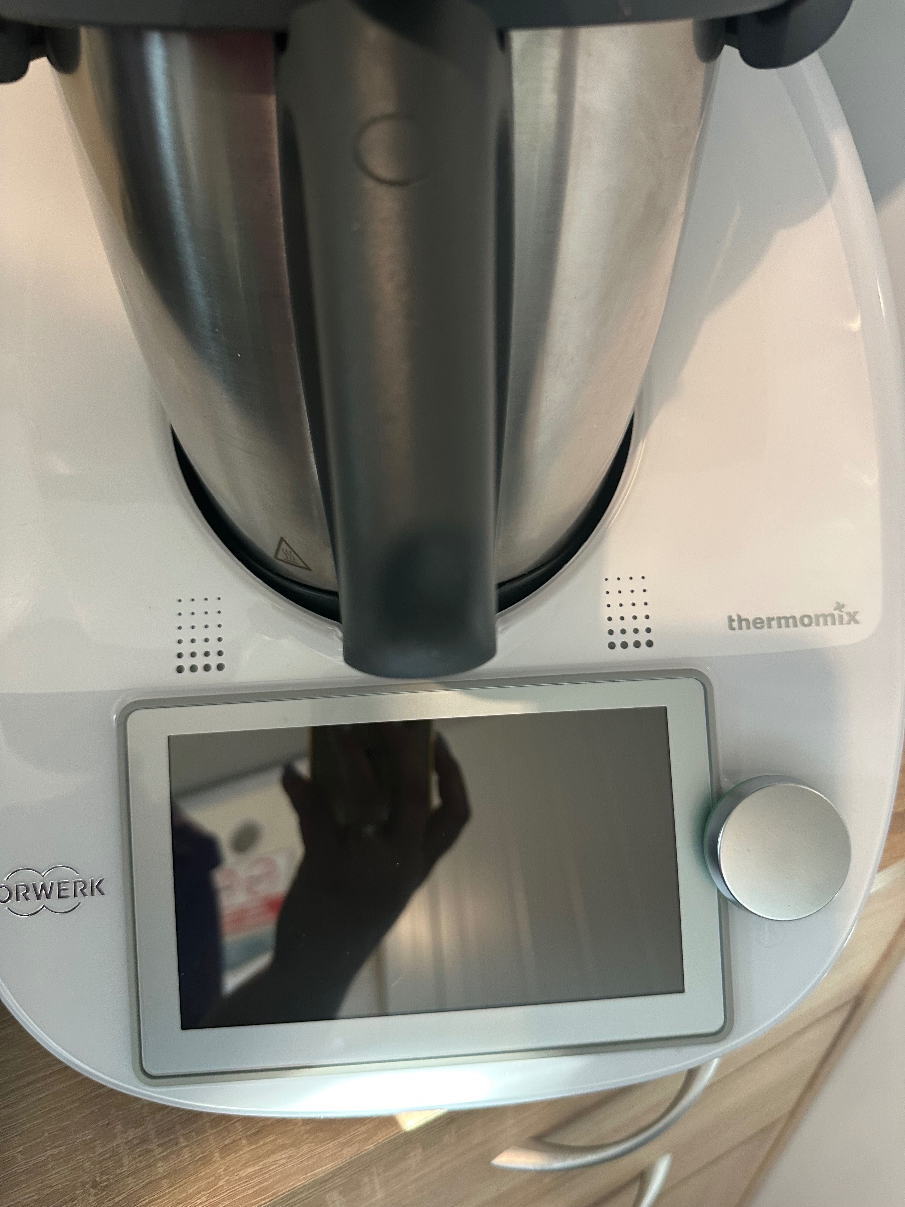 Thermomix TM6 z nasadką krojącą, osłoną noża oraz spiralizerem