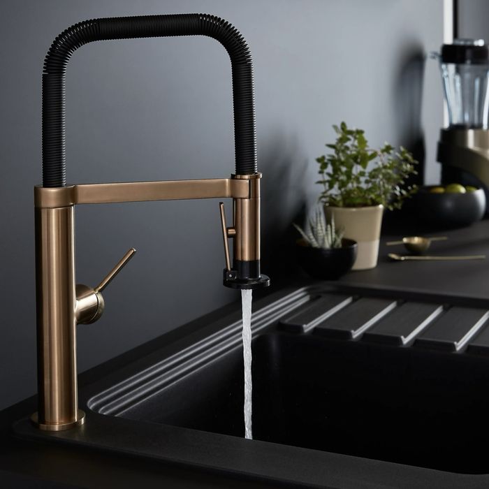 Современный кухонный кран GoodHome Kamut — стильный черный дизайн