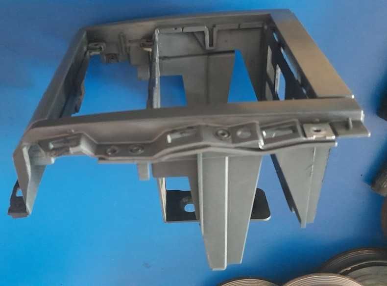 Konsola środkowa ramka radia stelaż kosz Vw Golf mk4 IV 1J1'858069F