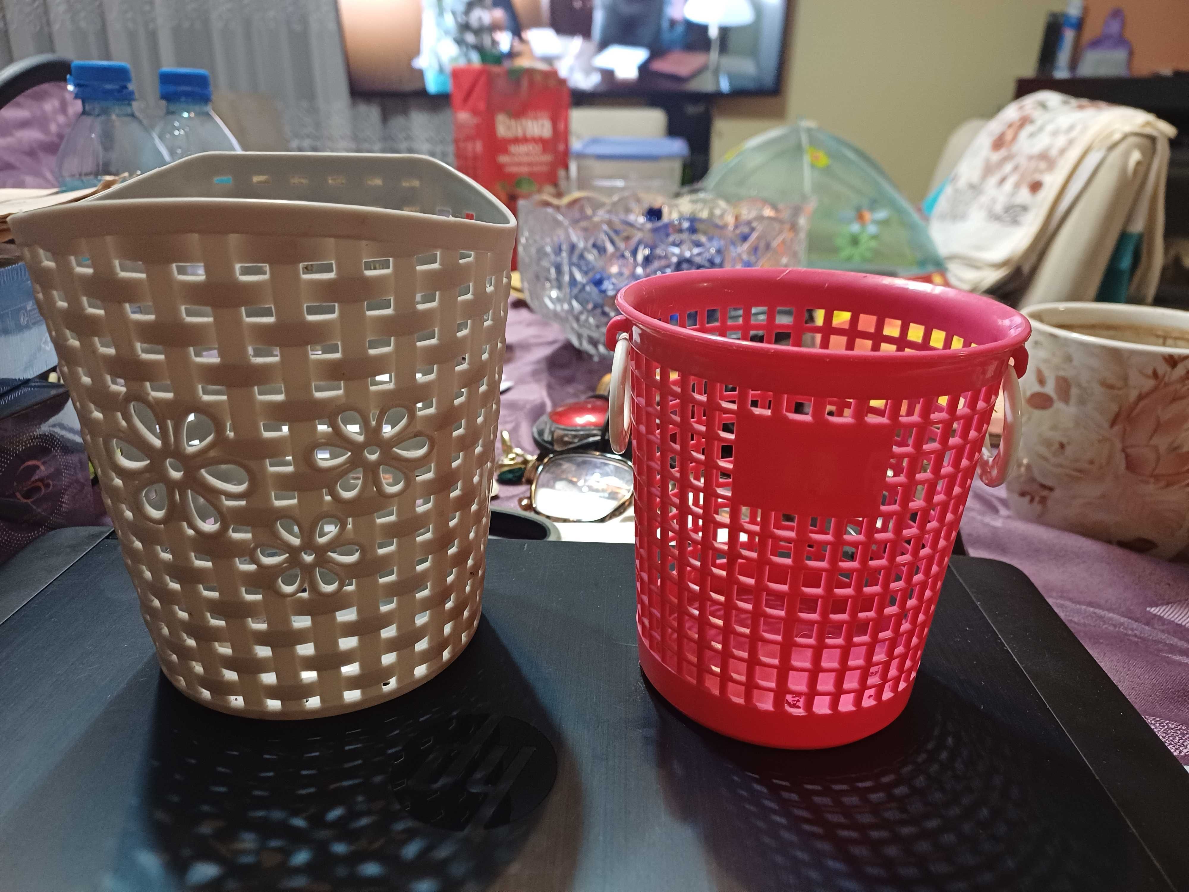 Plastikowe pojemniki na bibeloty,