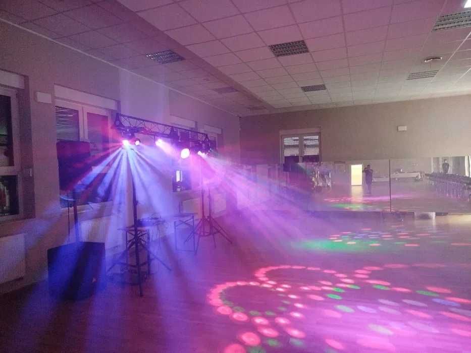 Wynajem nagłośnienia , oświetlenia , wytwornice baniek i dymu .