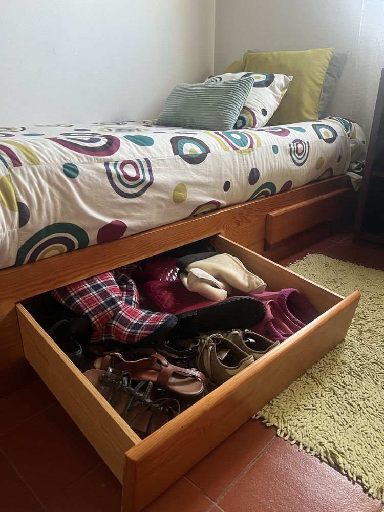 Cama de solteiro com arrumação de gavetas