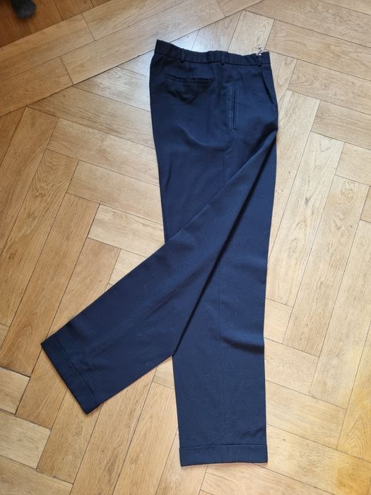 Granatowe spodnie w kant