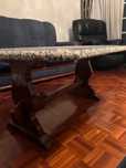Mesa pequena com tampo em granito