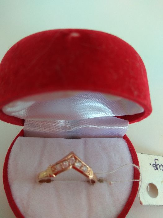 złoty pierścionek z cyrkoniami