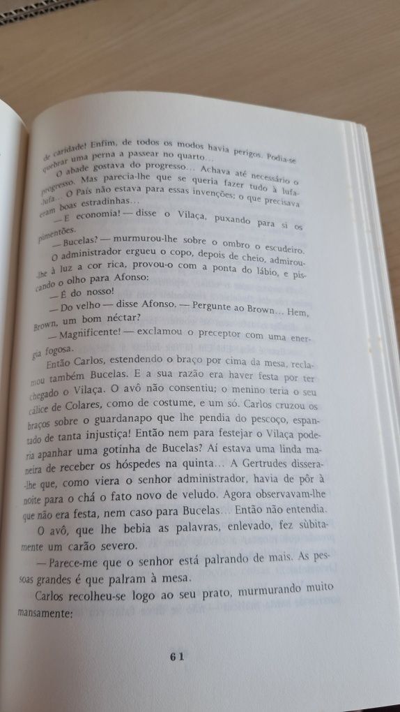 Livro antigo " Os Maias"