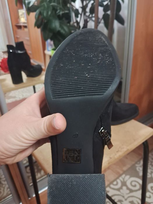 Осіні ботінки на замку.