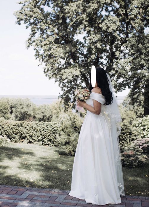 Весільна сукня атласна