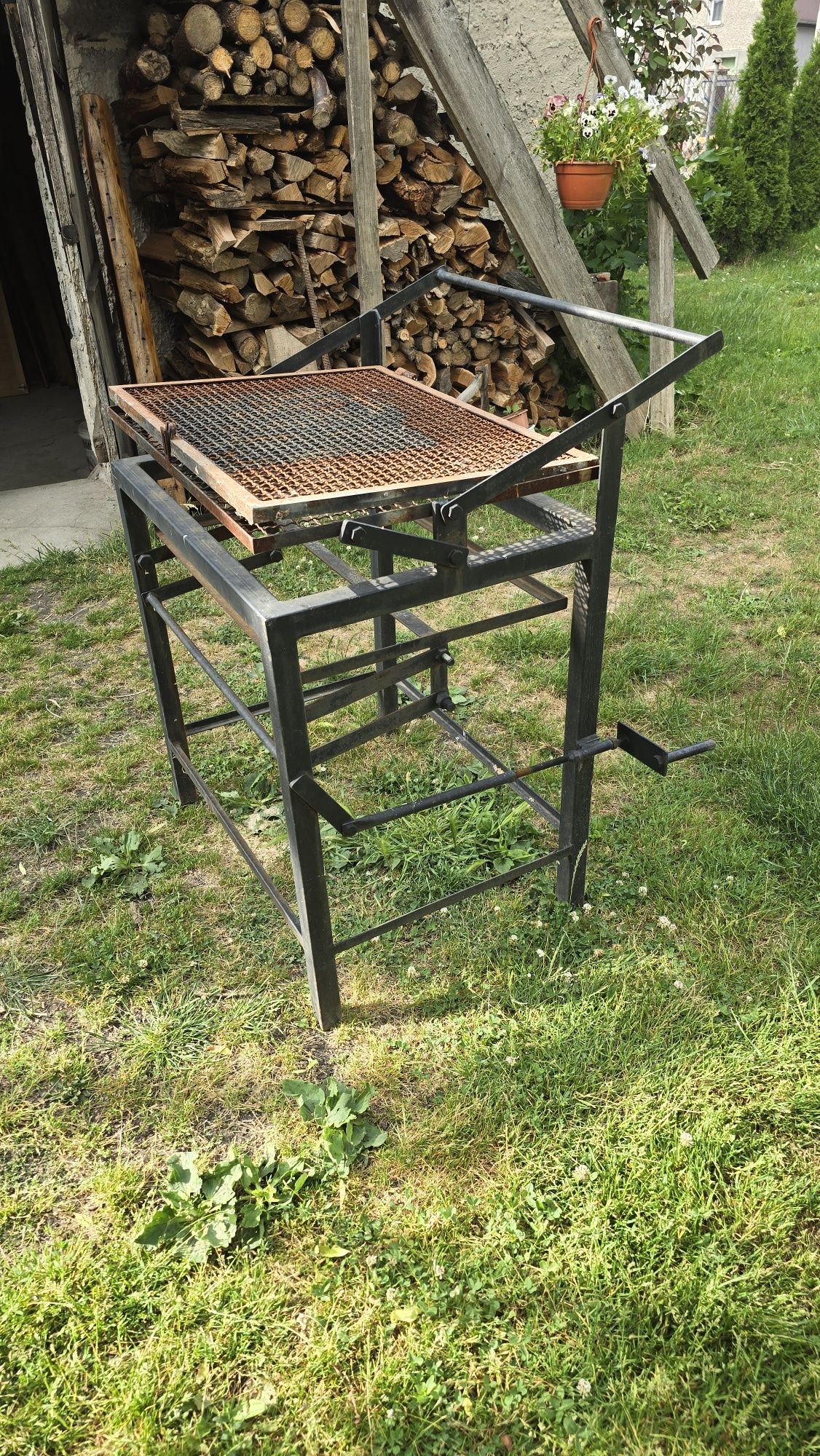 Grill z obrotowym, obracanym rusztem