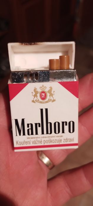 Stara zapalniczką Malboro