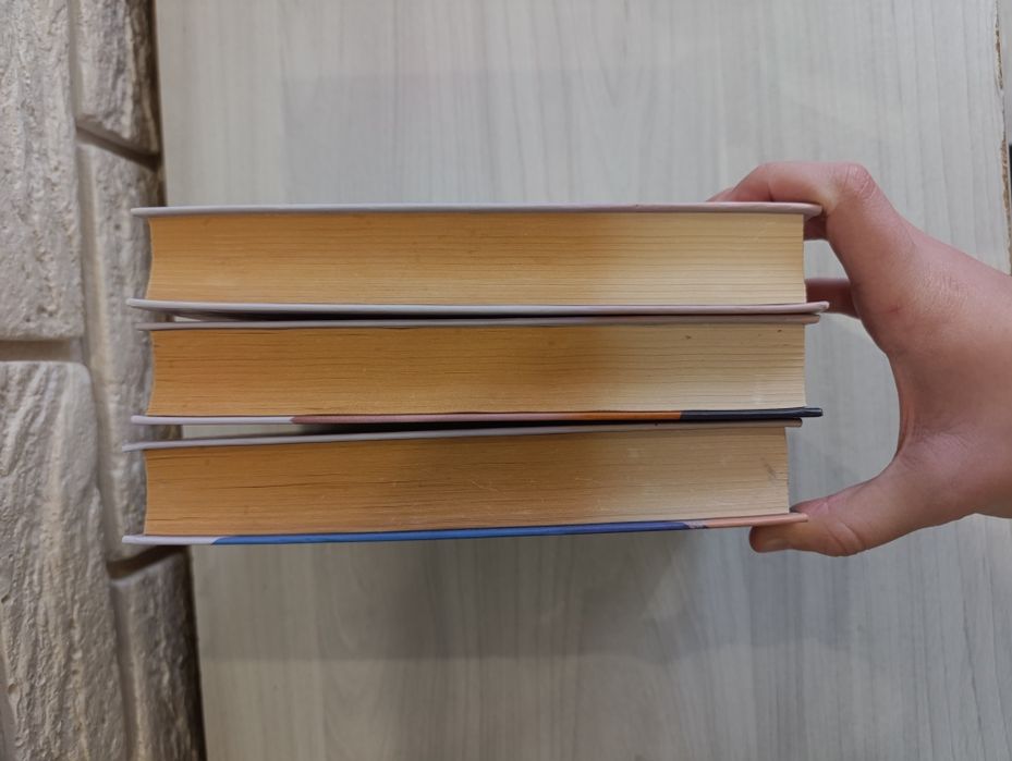 Книги " Дівчина онлайн" 3 частини