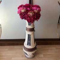Велика декоративна ваза з квітами на підлогу