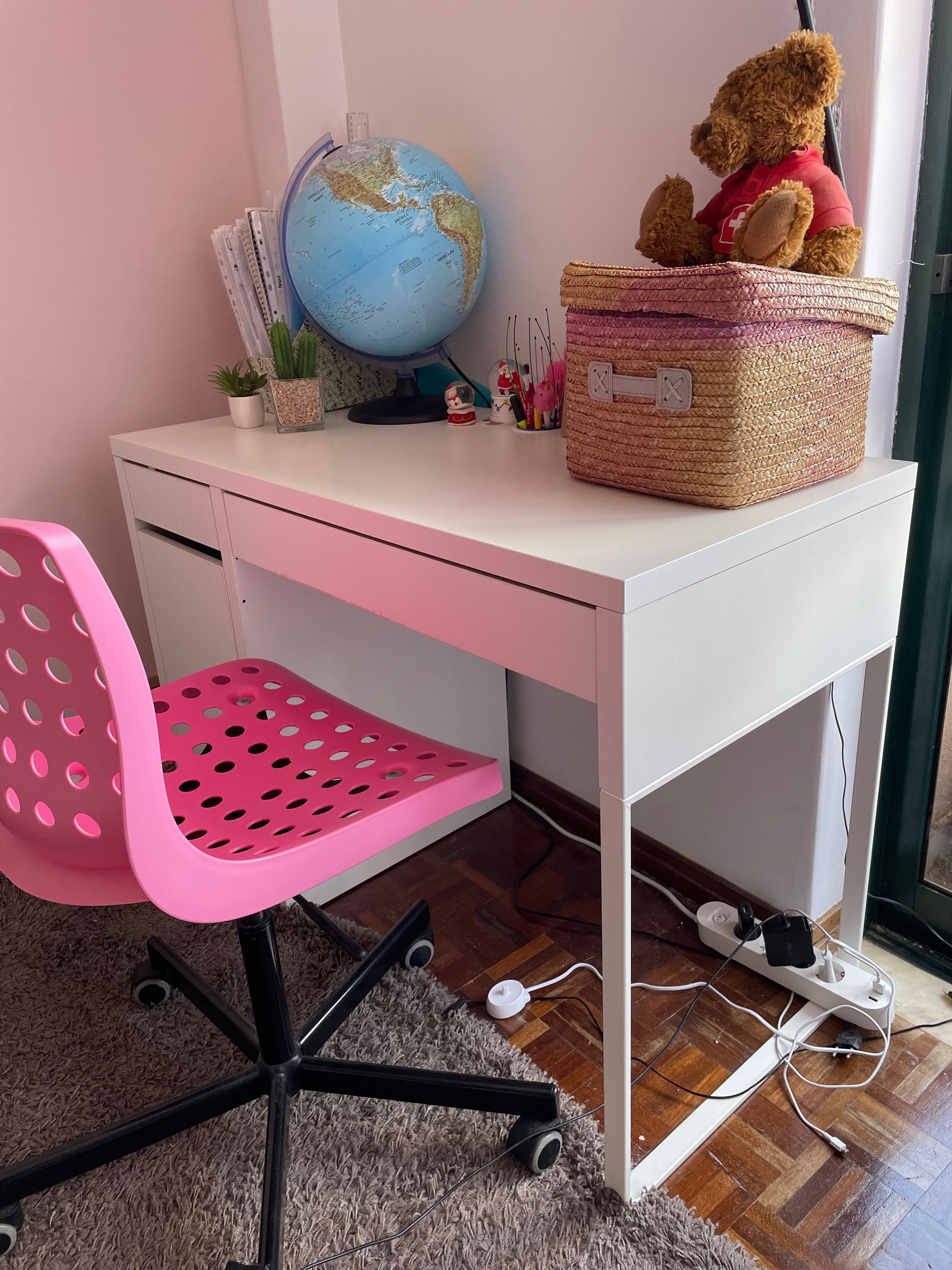 Secretaria e cadeira