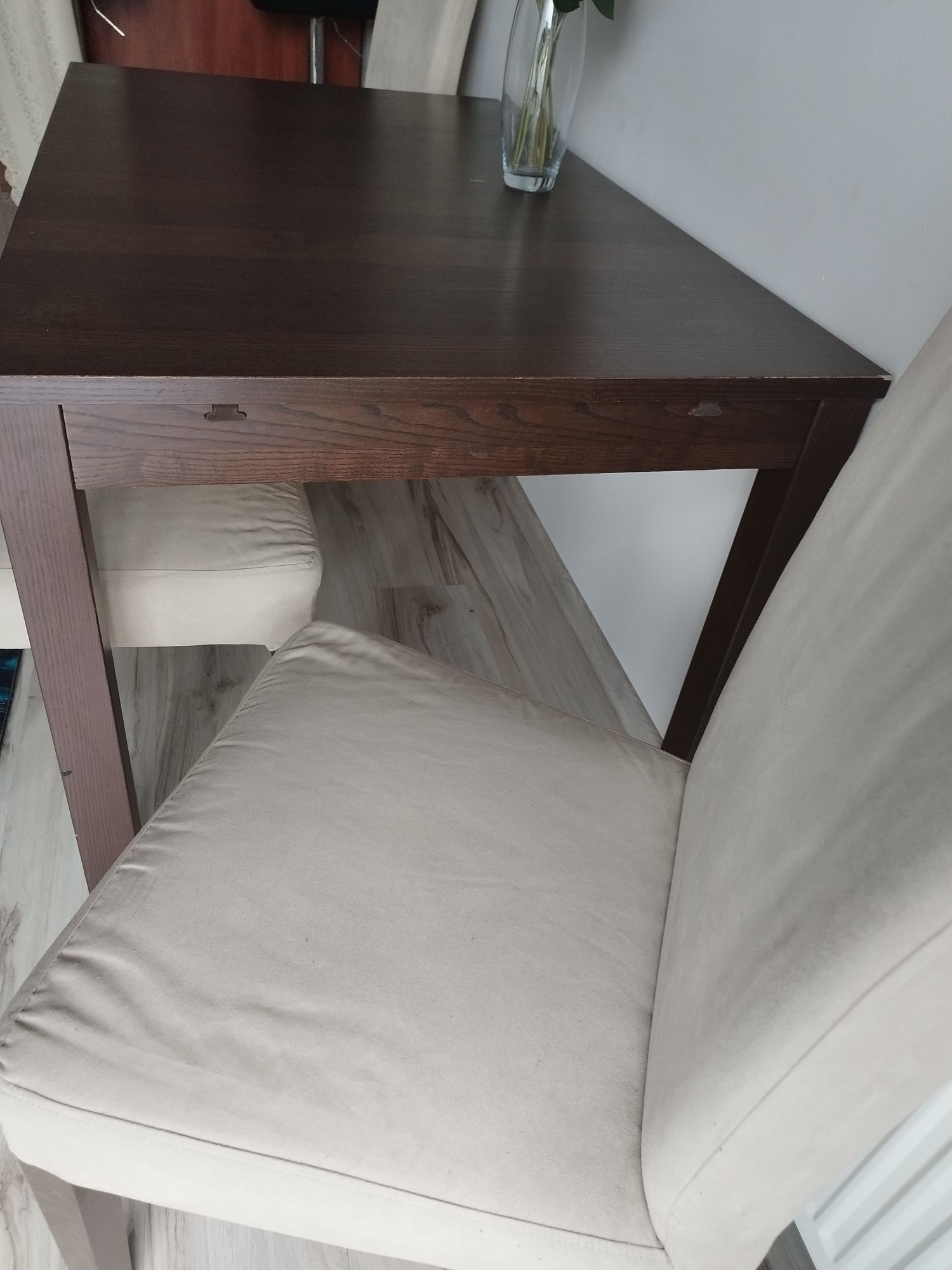 Stół rozkładany i 4 tapicerowane krzesła