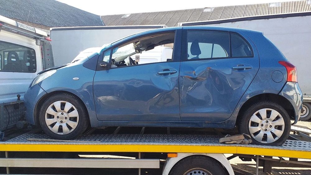 Na części Toyota Yaris II 1.3 B VVTi 5-drzwi lak. 8T1 silnik 2SP72L skrzynia C551 maska klapa zderzak błotnik fotel kanapa koła zimowe felgi stalowe zawieszenie