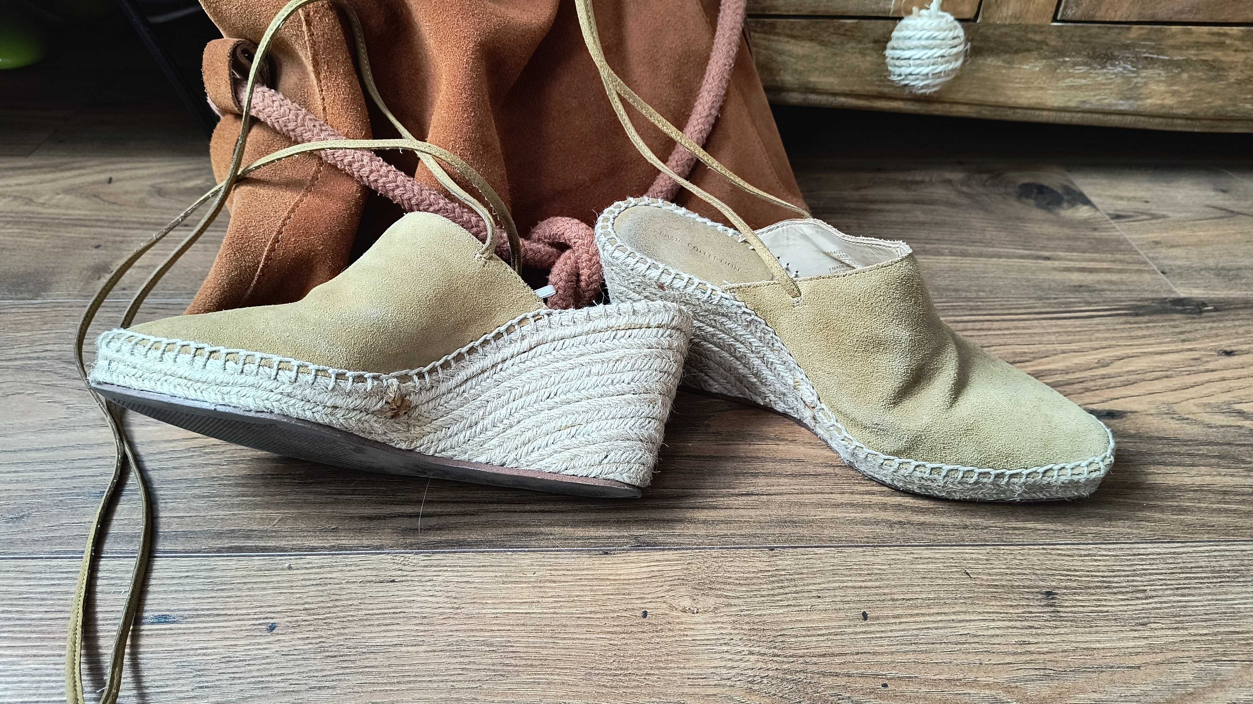 Buty zamszowe z odkrytą piętą na koturnie
