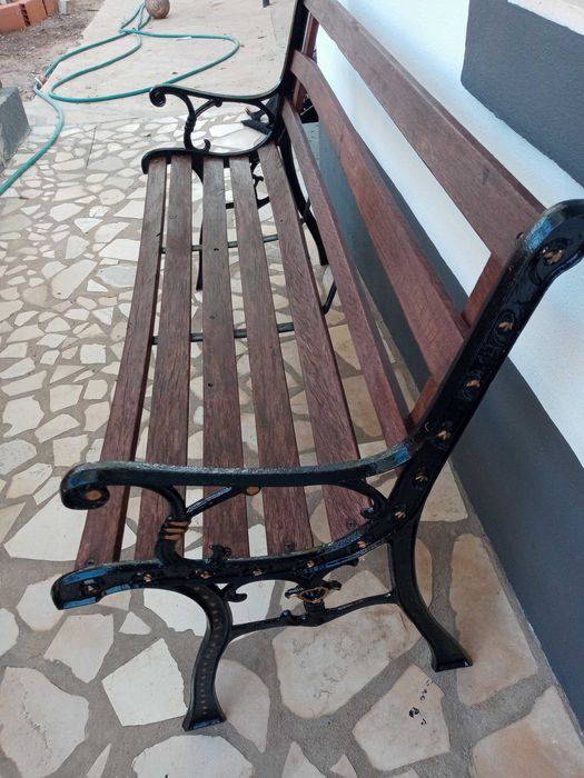 Lindo banco de jardim restaurado