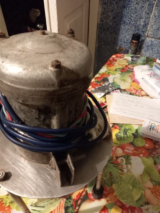 Продам электро двигатель .