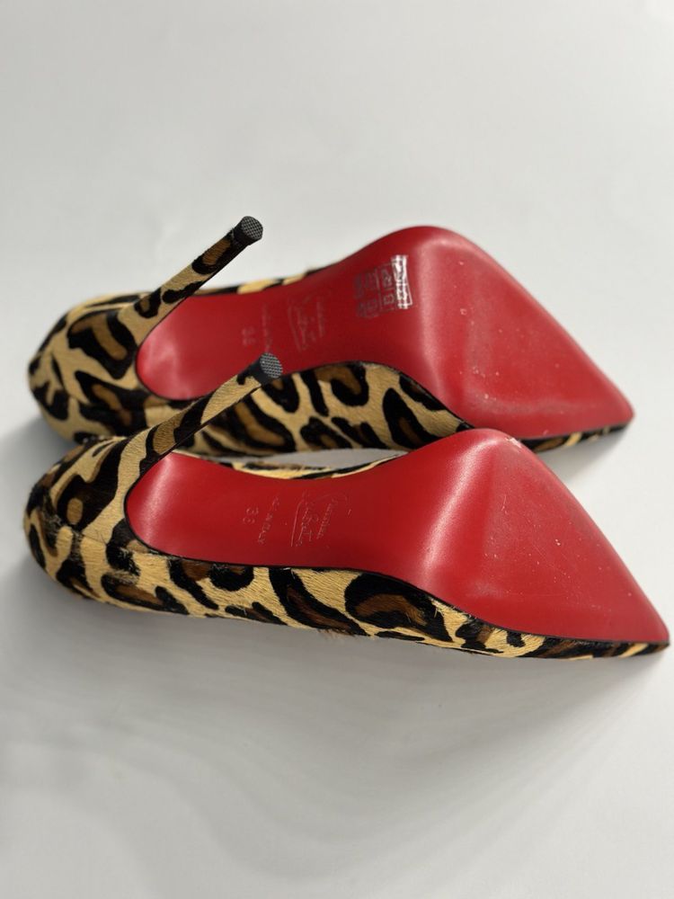 Леопардовые туфли на каблуке от Christian Louboutin