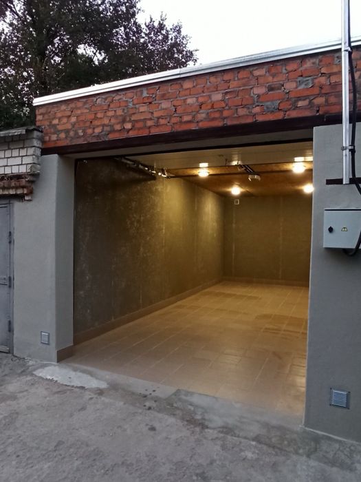 Продаж гаражу з приватизованою земельною ділянкою в центрі