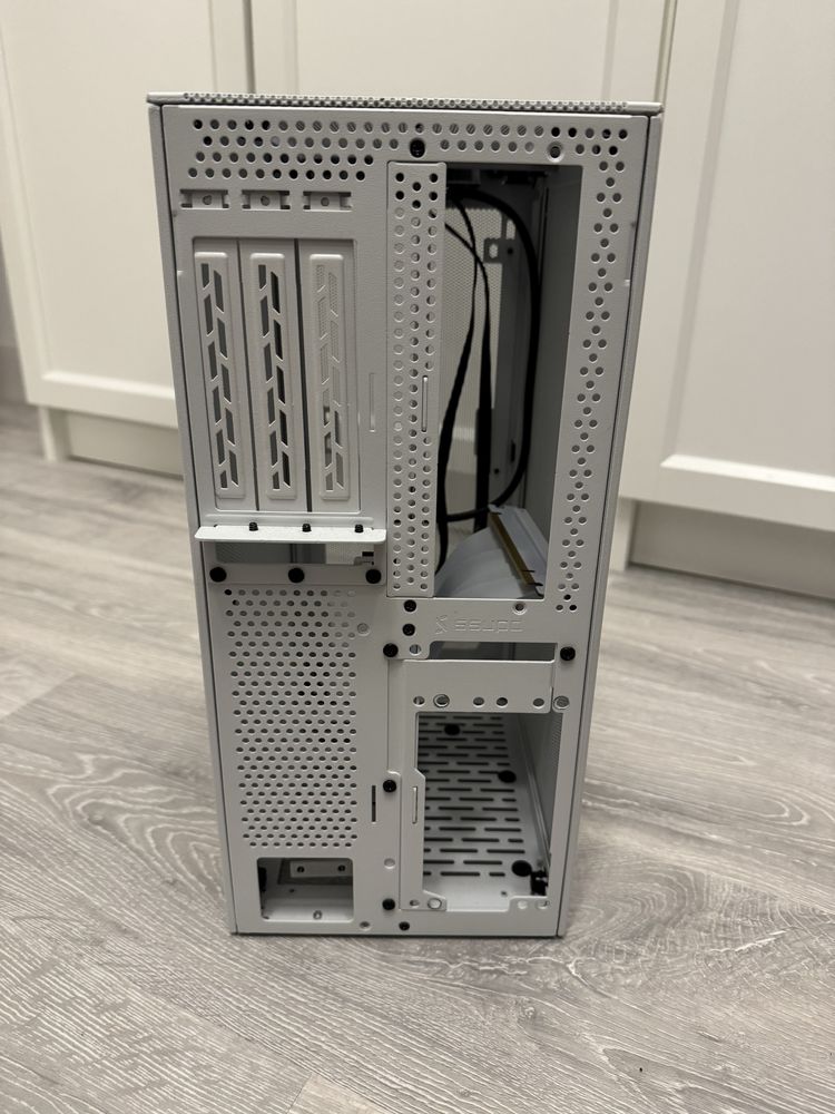 Obudowa meshlicious biała itx z kablem pcie 4.0 w kolorze białym