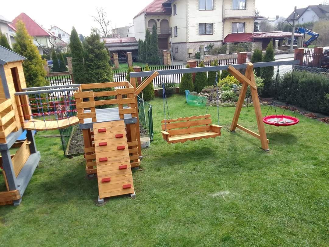 Plac zabaw, domek dla dzieci