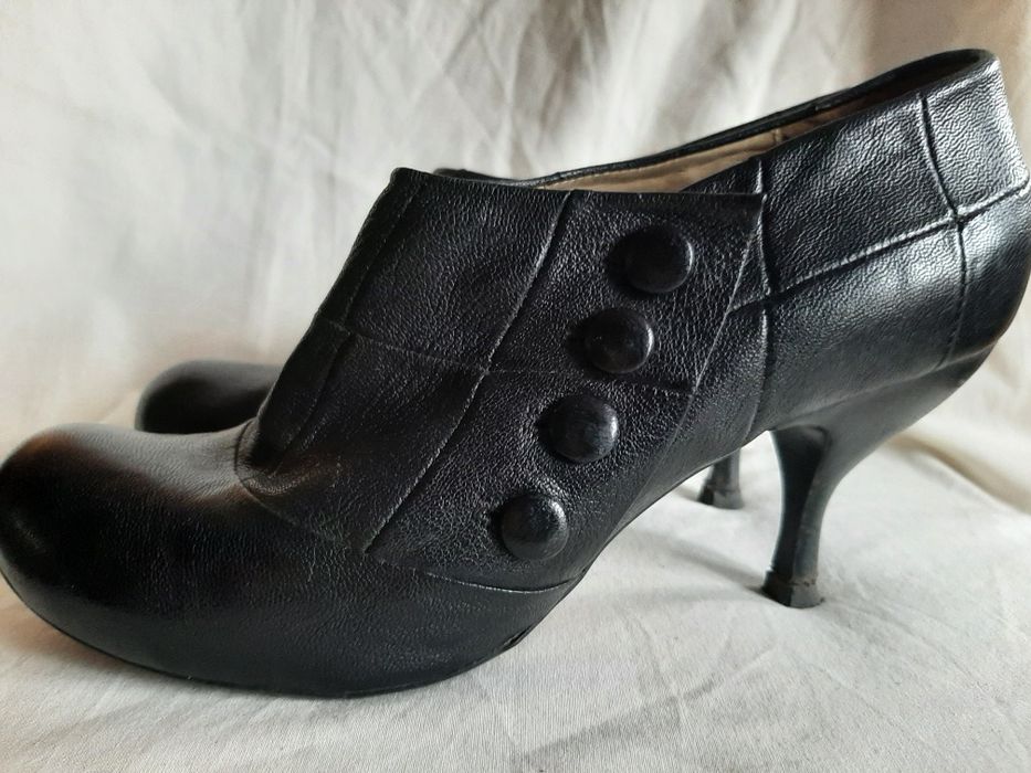 pantofelki damskie, czarne, zapinane na guziki, Clarks