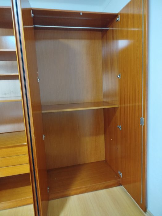 Vende-se roupeiro grande em cerejeira