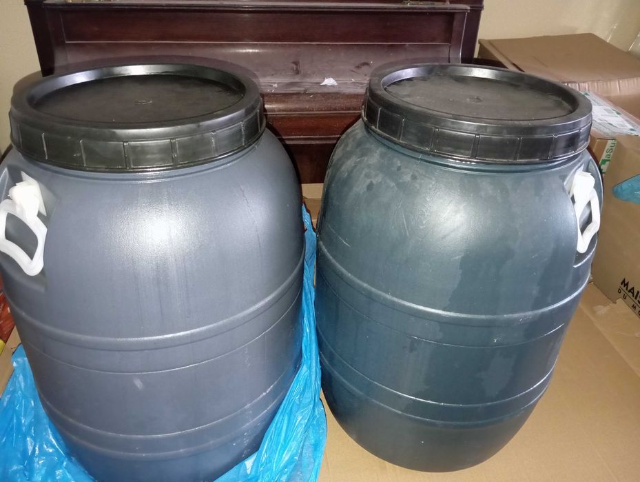 Dois bidões plásticos 30L, tampa boca larga, fecho rosca.