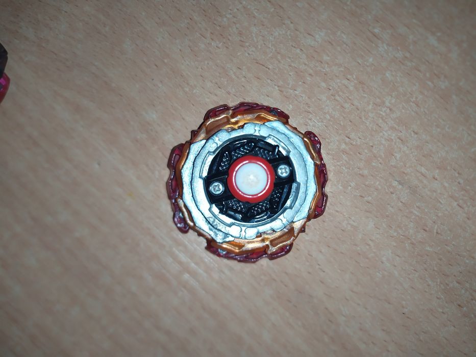 Бейблейди,Саламандра та Феникс.