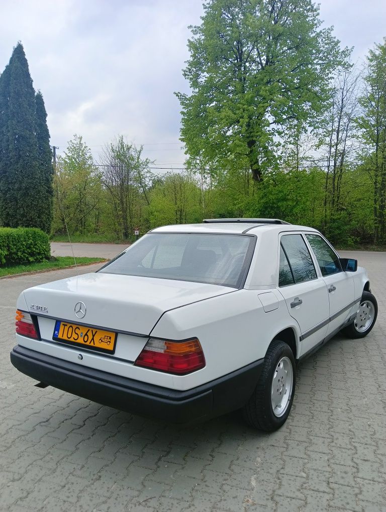 Ładny Mercedes W124 - 1988 rok- wąska listwa