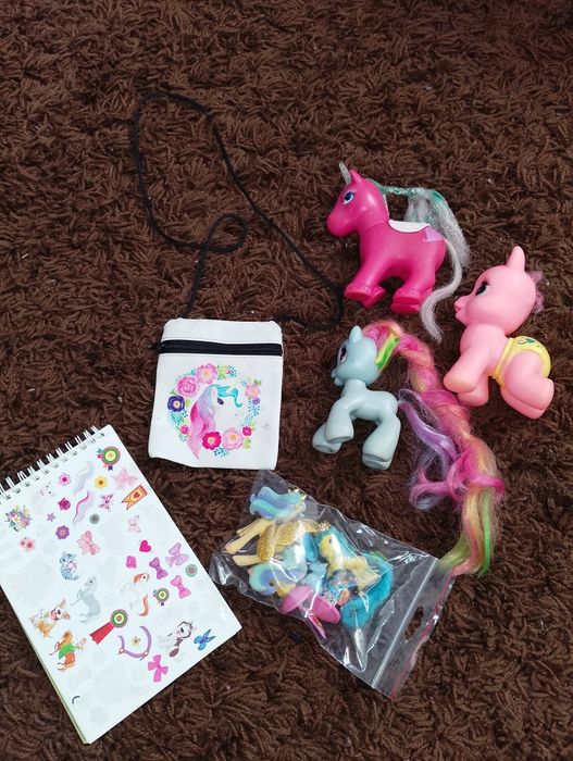 Zestaw 1 z konikami.