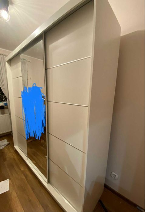 Szafa przesuwna z lustrem