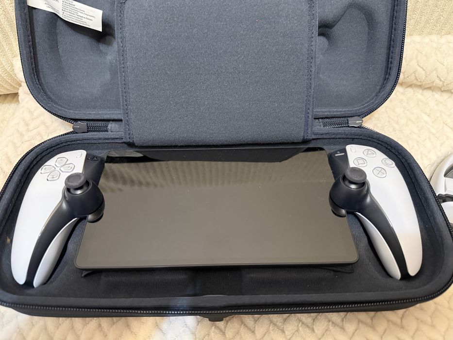 Playstation portal z etui i stacją dokującą
