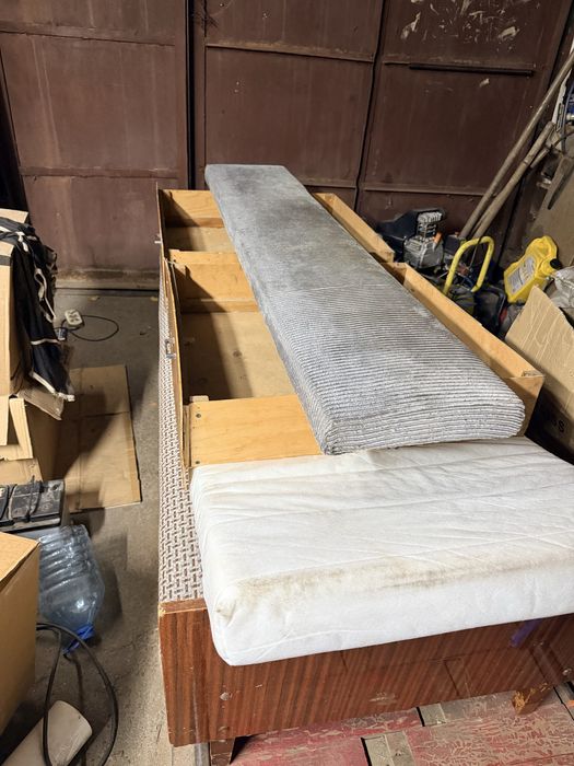 Продав диван за символічну ціну